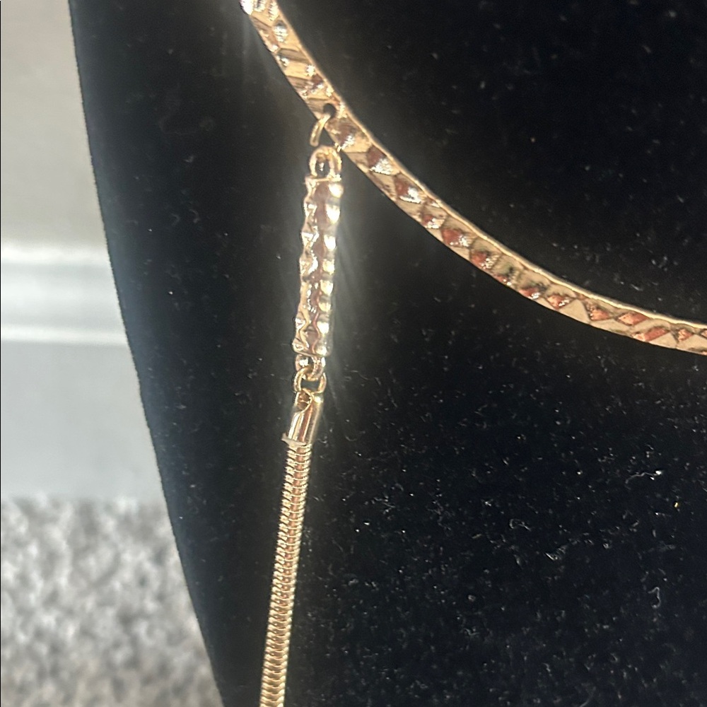 Kirkland Signature Elegant Gold Necklace with matching earrings - Picture 10 of 10